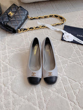 PUMP ROUNG TOE IN SLATE GREY MIX BLACK SHEEPSKIN